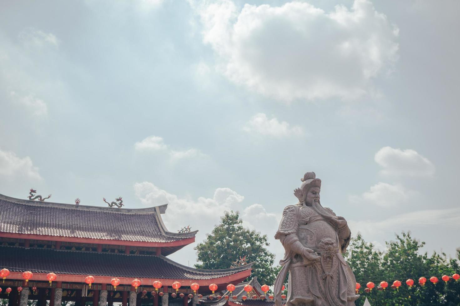 tradicional chinês guardião portão estatuto em a chinês templos quando chinês Novo anos. a foto é adequado para usar para chinês Novo ano, lunar Novo ano fundo e conteúdo meios de comunicação.