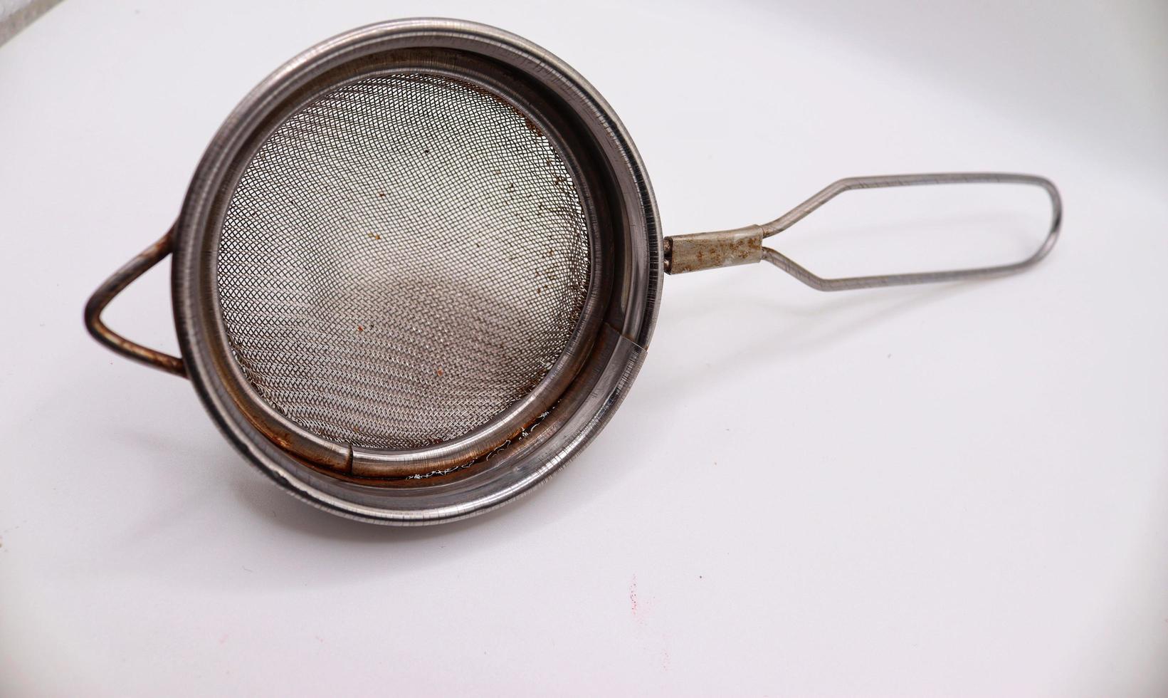 inoxidável aço chá filtro em branco fundo foto
