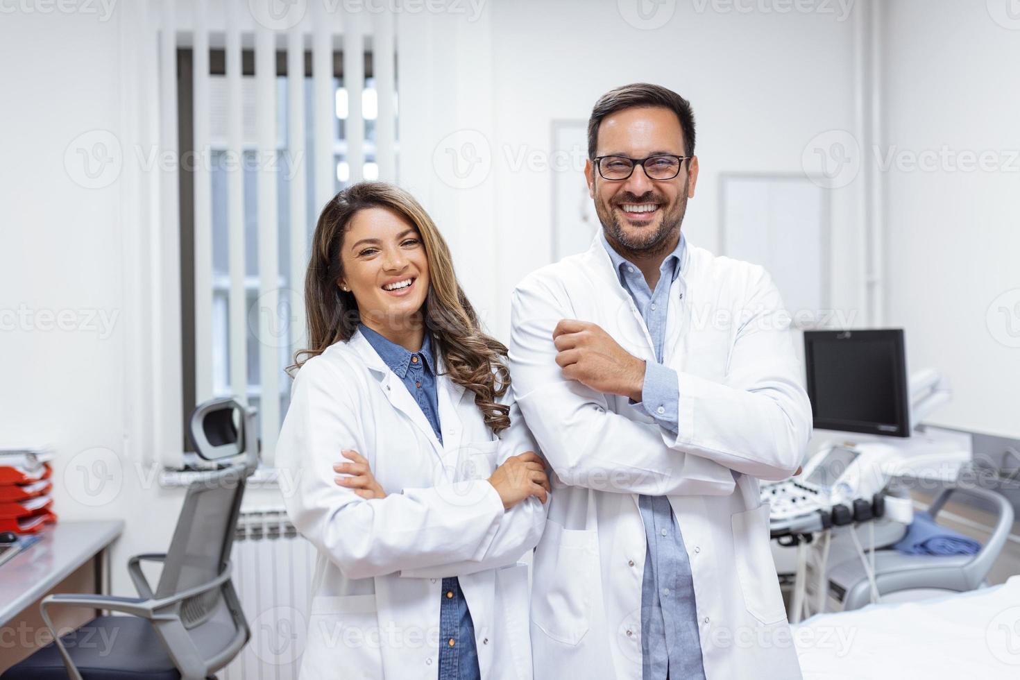 retrato do dois confiante jovem médicos trabalhando dentro uma hospital foto