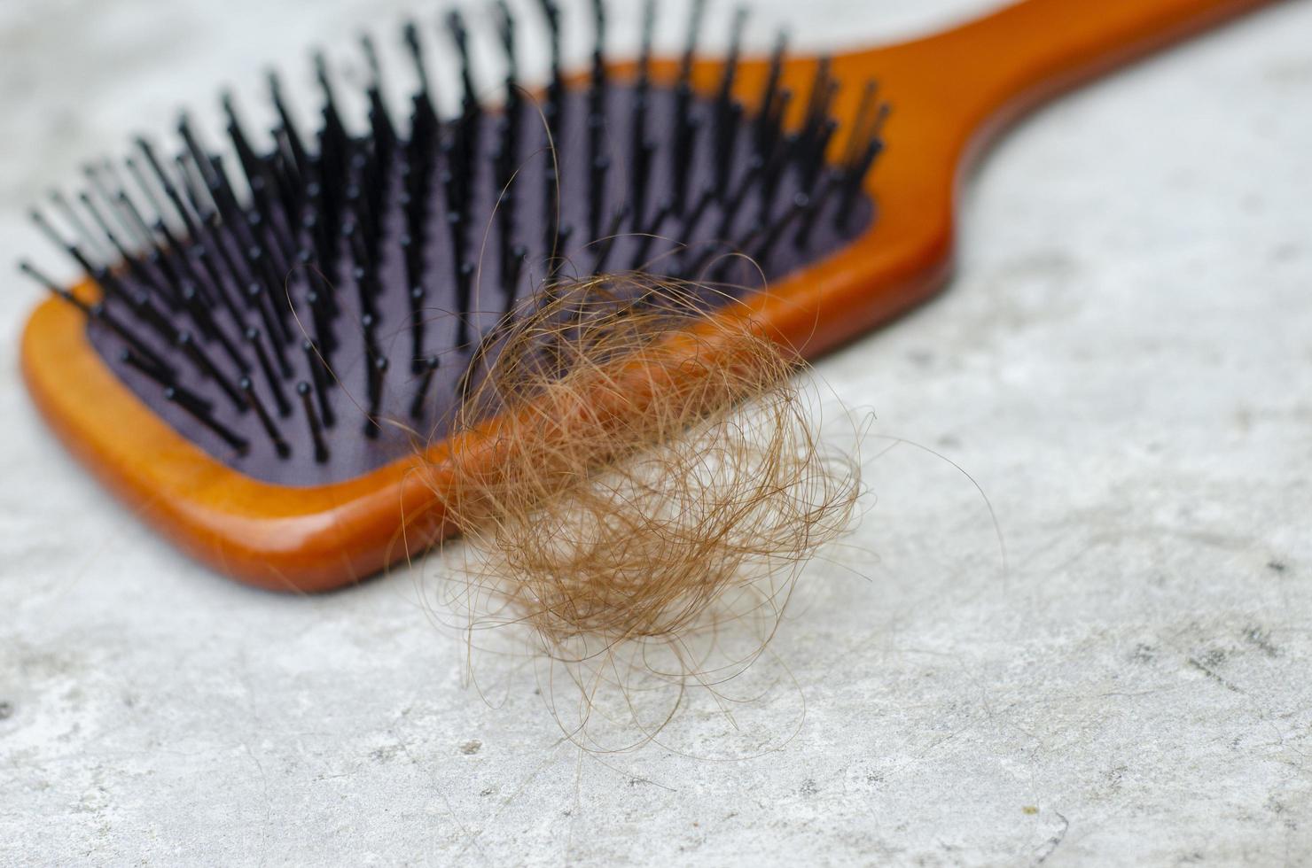 pilha do dourado Castanho cabelo perda conceito do saudável cabelo problemas foto