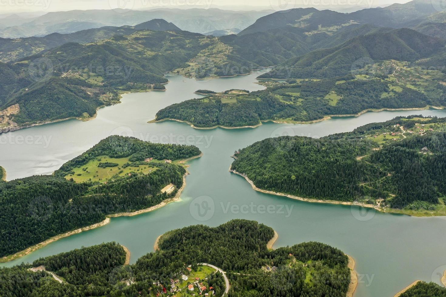 vista do lago zaovine da montanha tara na sérvia foto