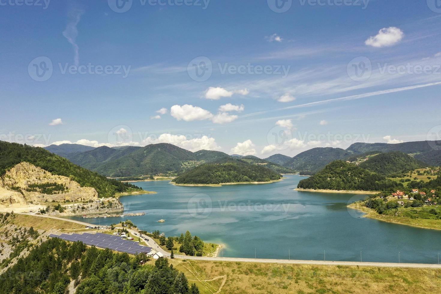 vista do lago zaovine da montanha tara na sérvia foto