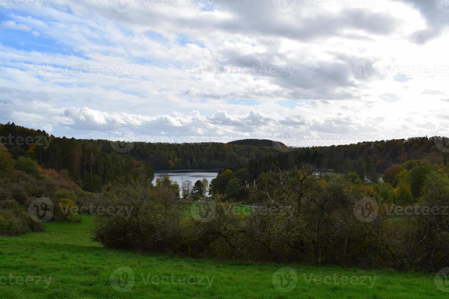 caldeira lago pulvermaar dentro outono floresta foto