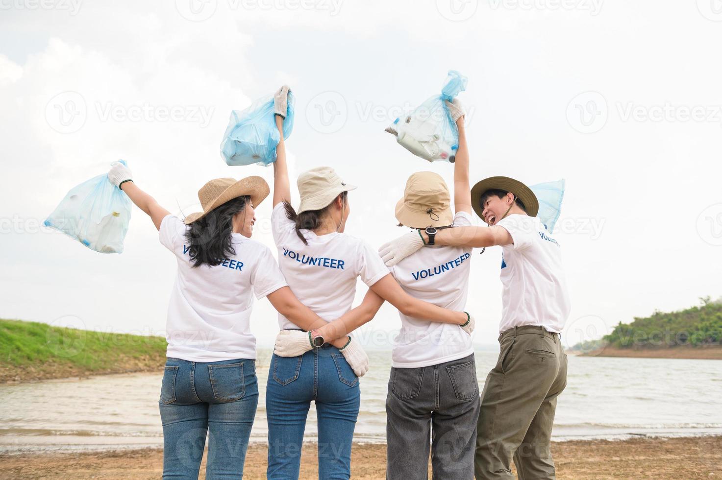 voluntários a partir de a ásia juventude comunidade usando lixo bolsas limpeza acima natureza par foto