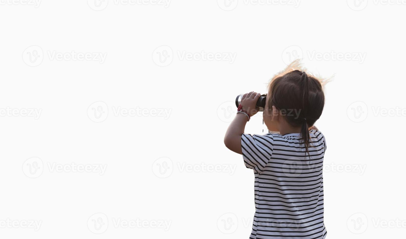fofa menina olhando através binóculos isolado em branco fundo a conceito do caminhada, acampamento e aventura. foto