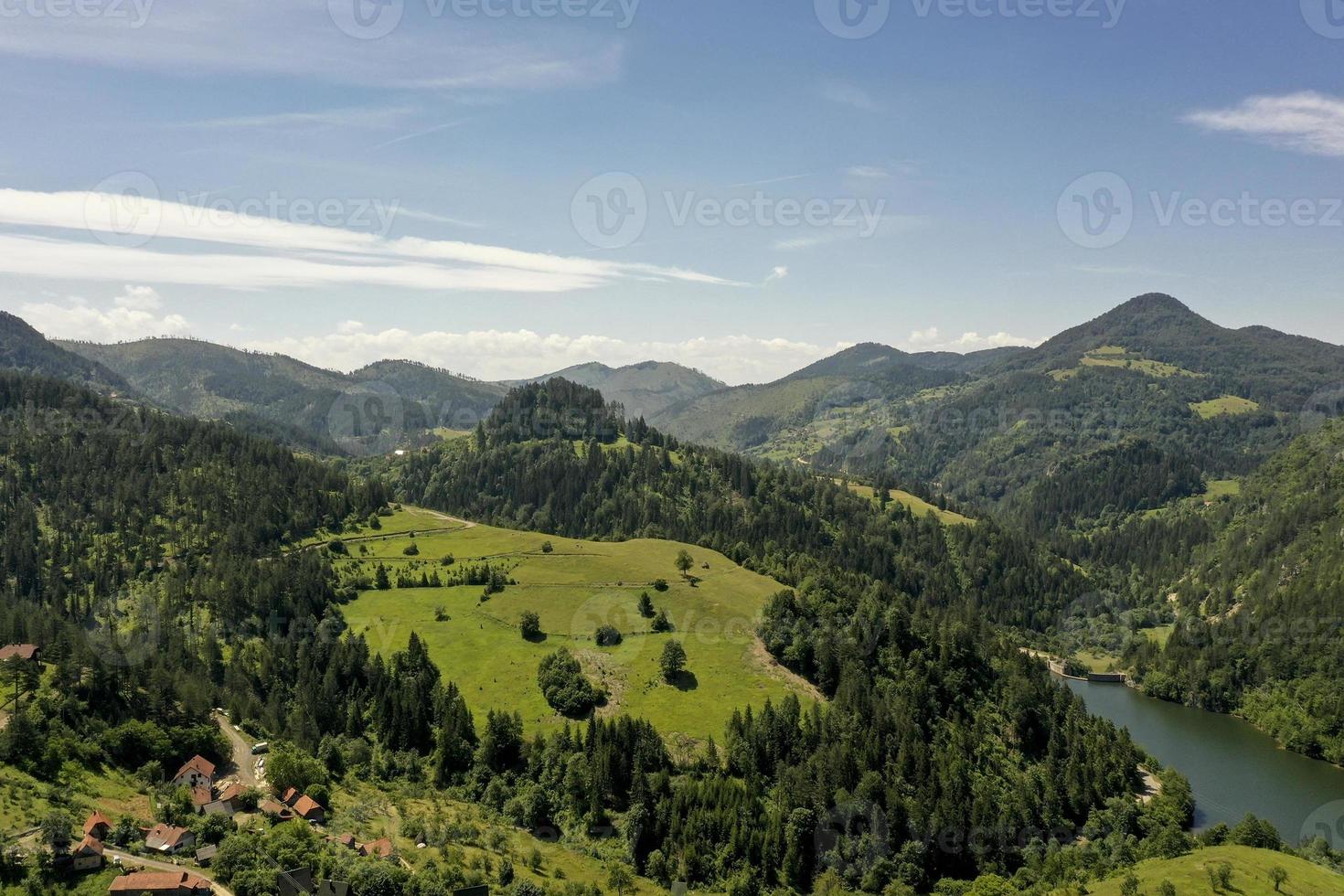 vista do lago zaovine da montanha tara na sérvia foto