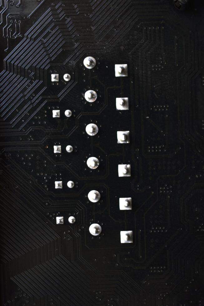 close-up de chip de computador preto com elementos e trilhas foto