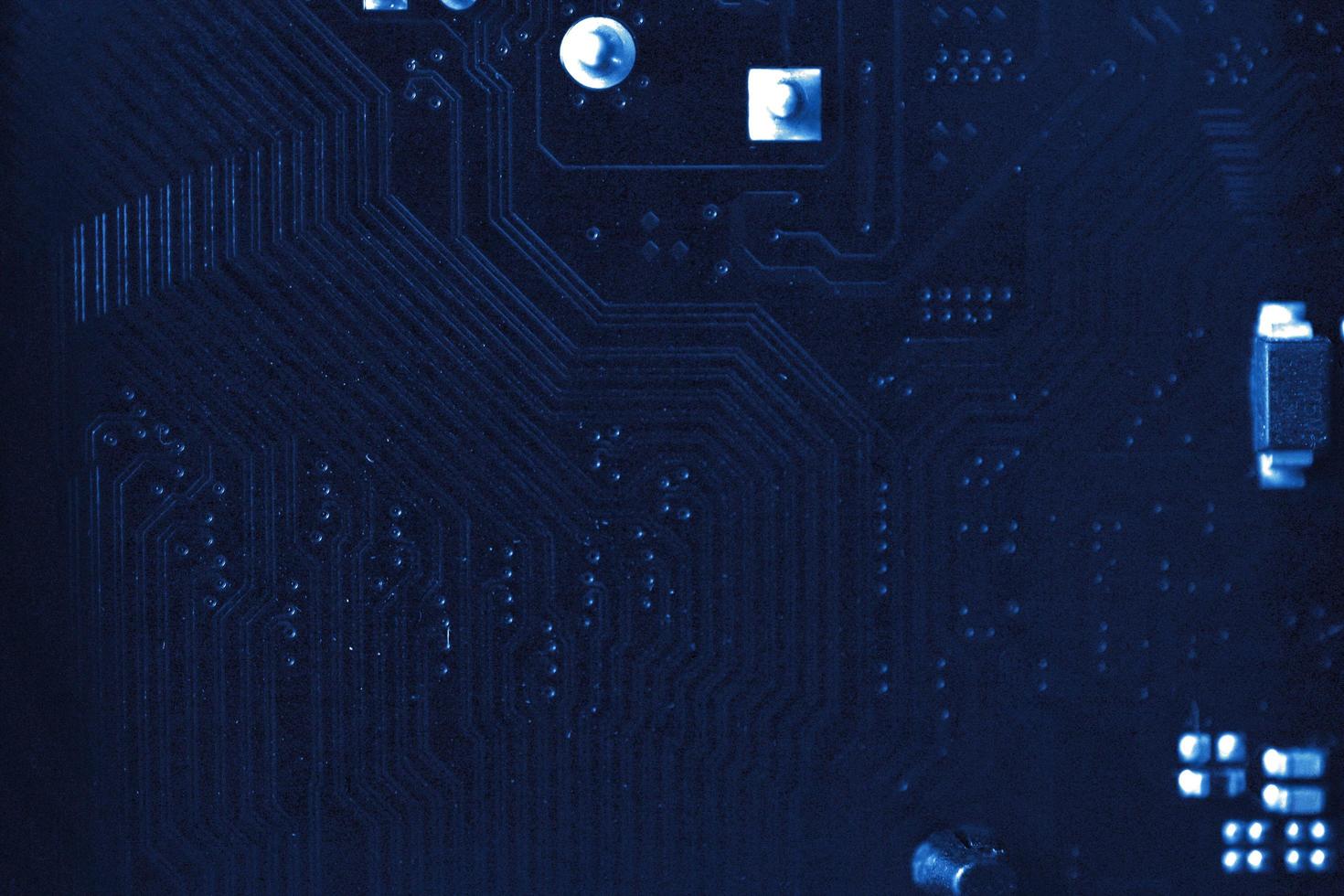 close-up de chip de computador preto com elementos e trilhas foto