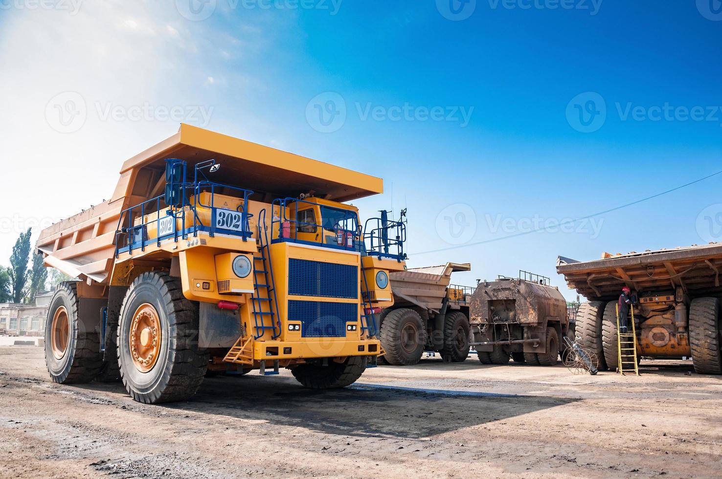 pedreira amarelo despejo caminhão drives sozinho industrial área às ensolarado dia foto