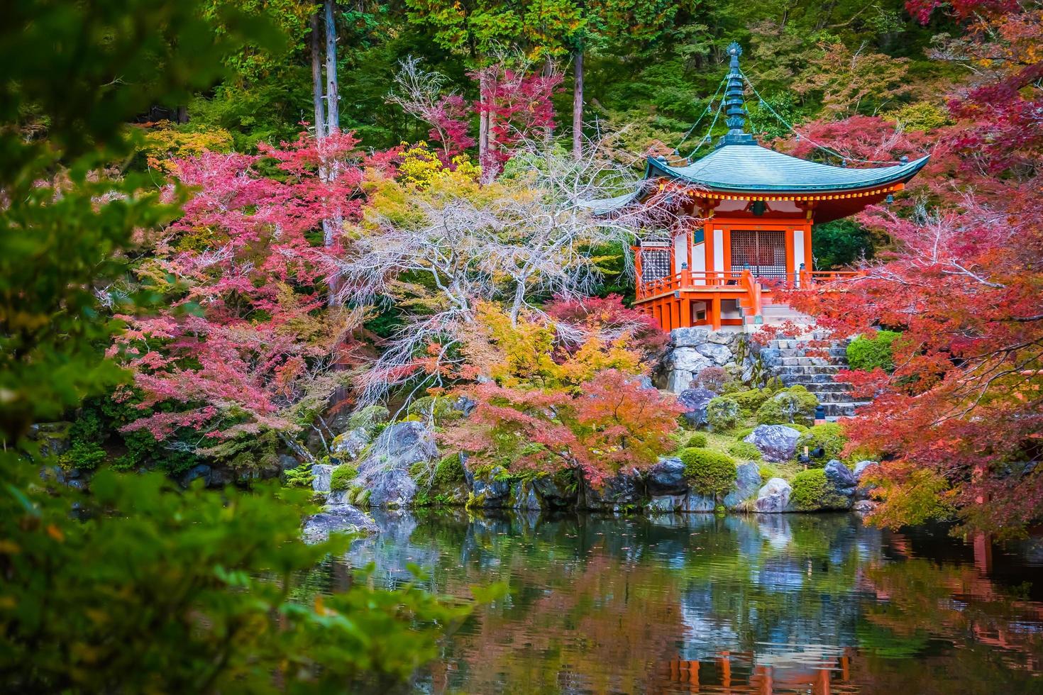 lindo templo daigoji com árvores e folhas coloridas na temporada de outono foto