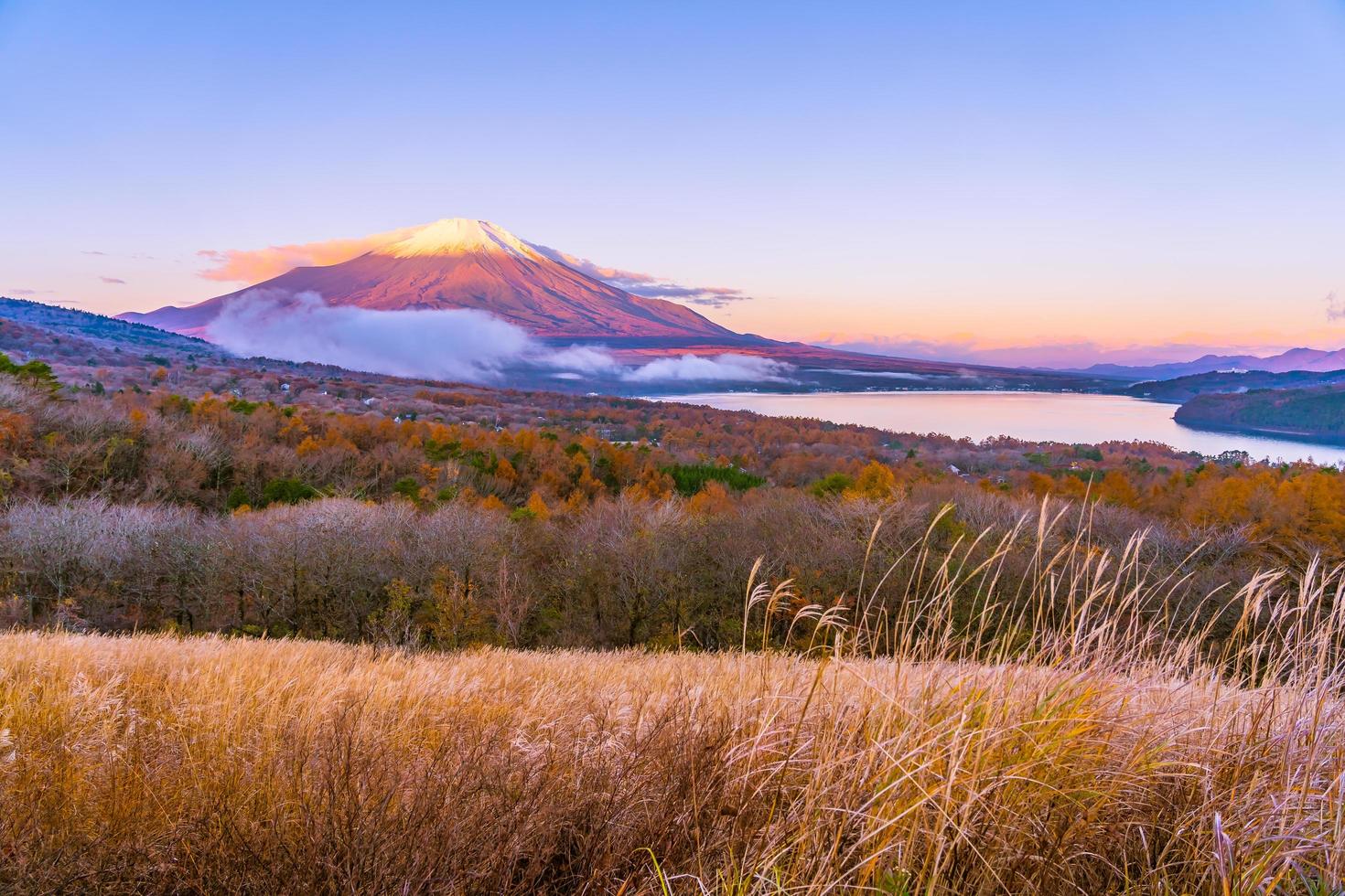 linda mt. fuji no lago yamanaka, japão foto