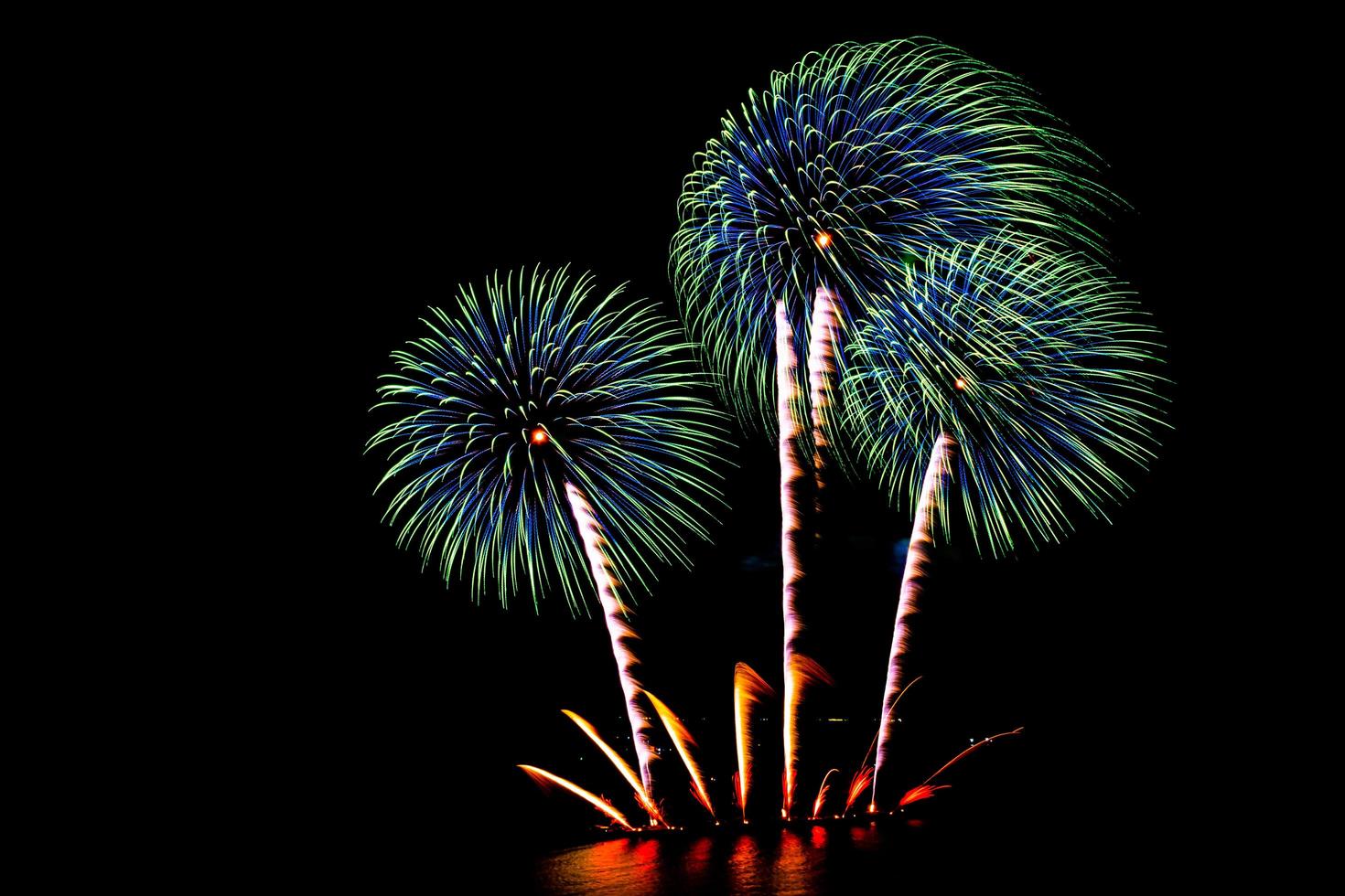 lindos fogos de artifício no céu negro foto