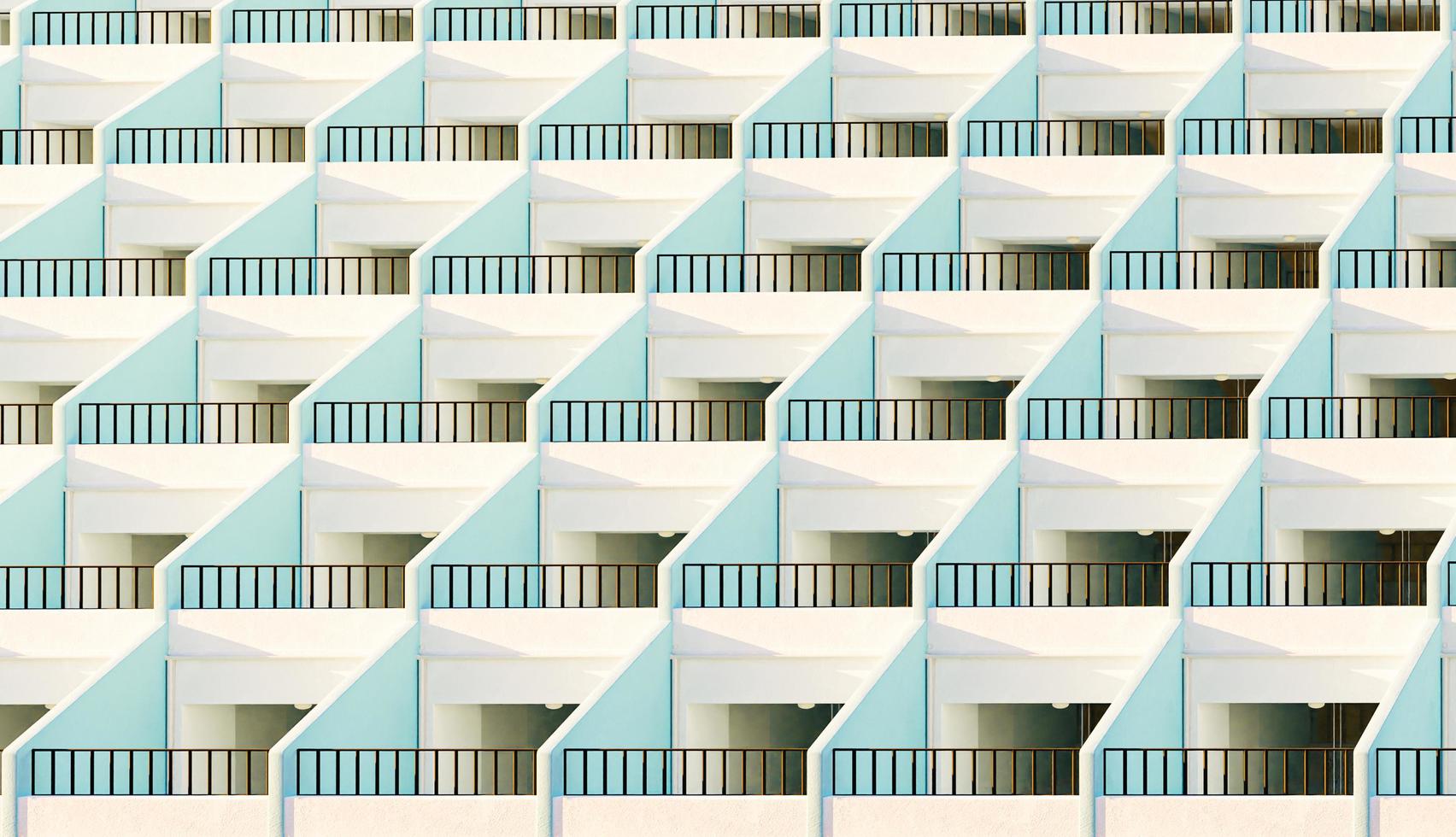 fachada de apartamentos com seus terraços iluminados pelo sol ao pôr do sol, renderização 3D foto
