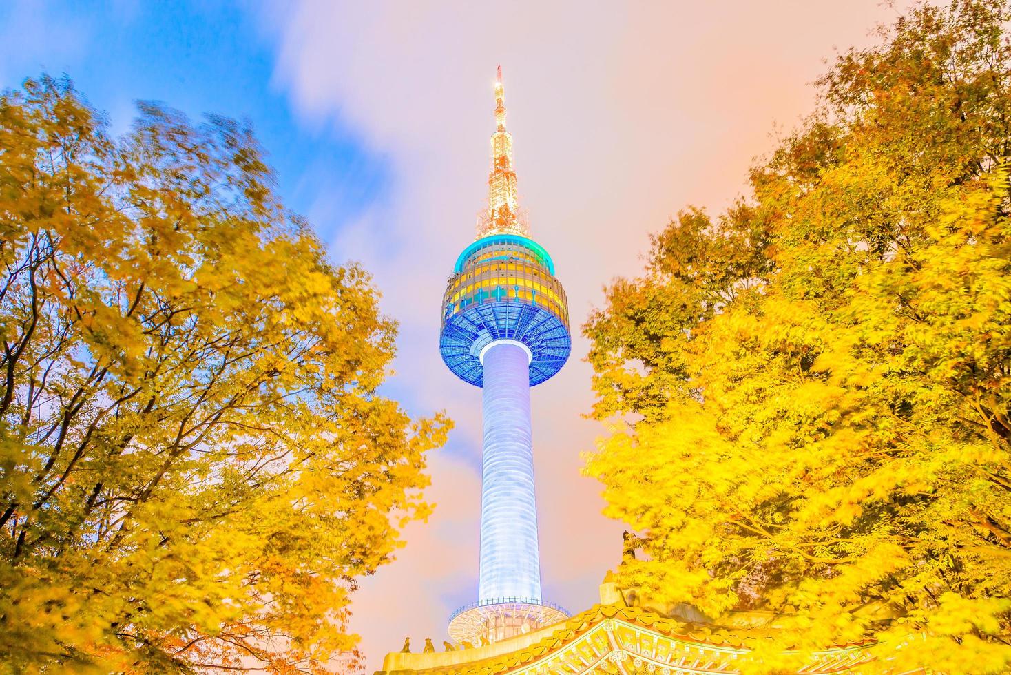 torre de seul na cidade de seul, coreia do sul foto