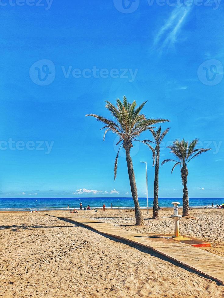 calma beira-mar panorama do san Juan de praia dentro alicante Espanha em uma ensolarado dia foto