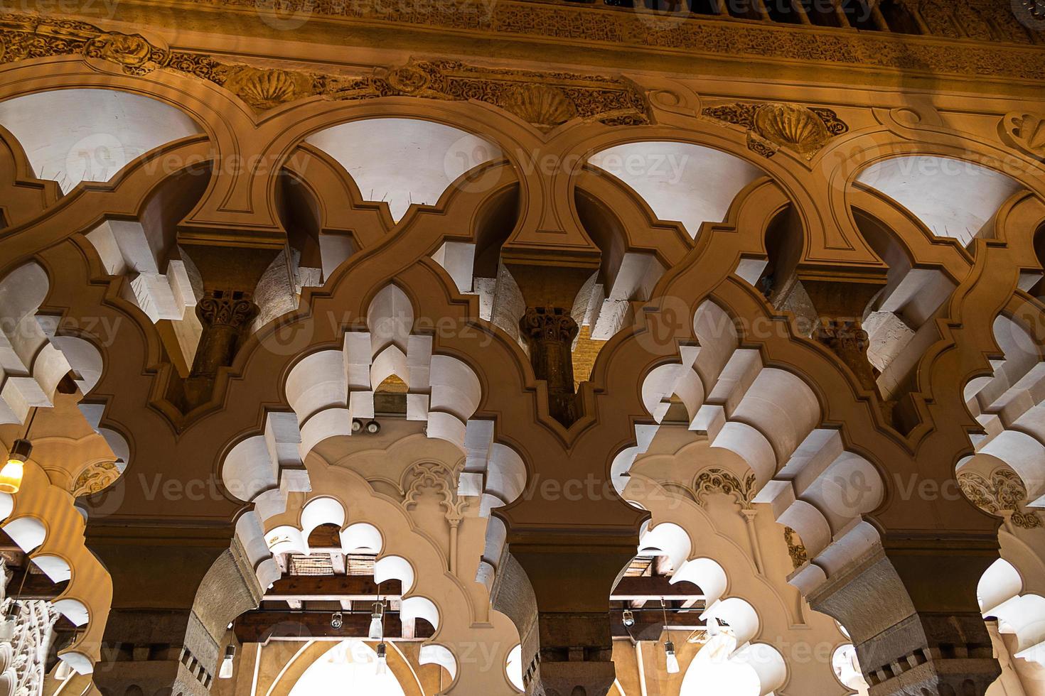 ampla histórico Palácio dentro Saragoça Espanha em uma caloroso ensolarado dia dentro foto