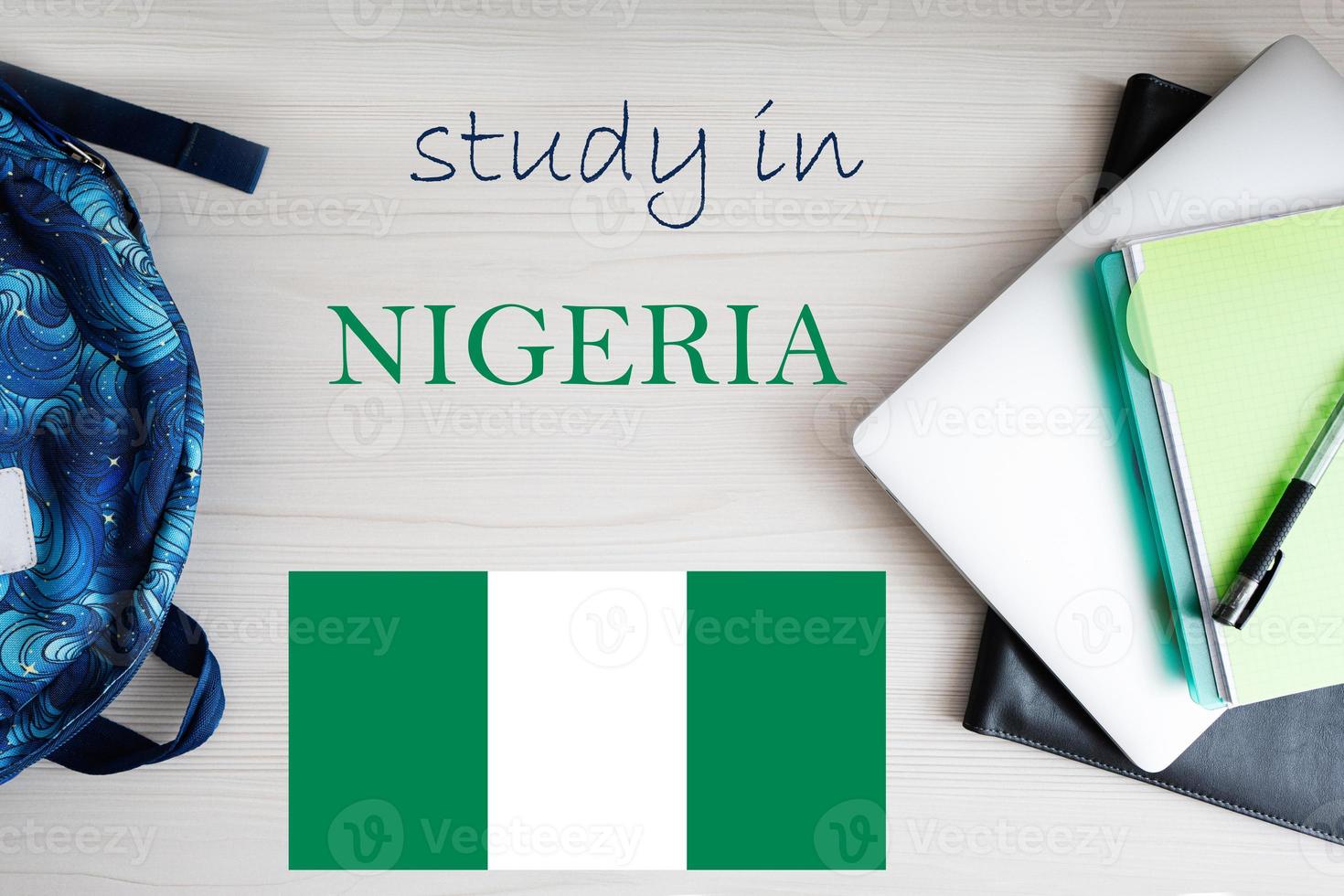 estude dentro Nigéria. fundo com bloco de anotações, computador portátil e mochila. Educação conceito. foto