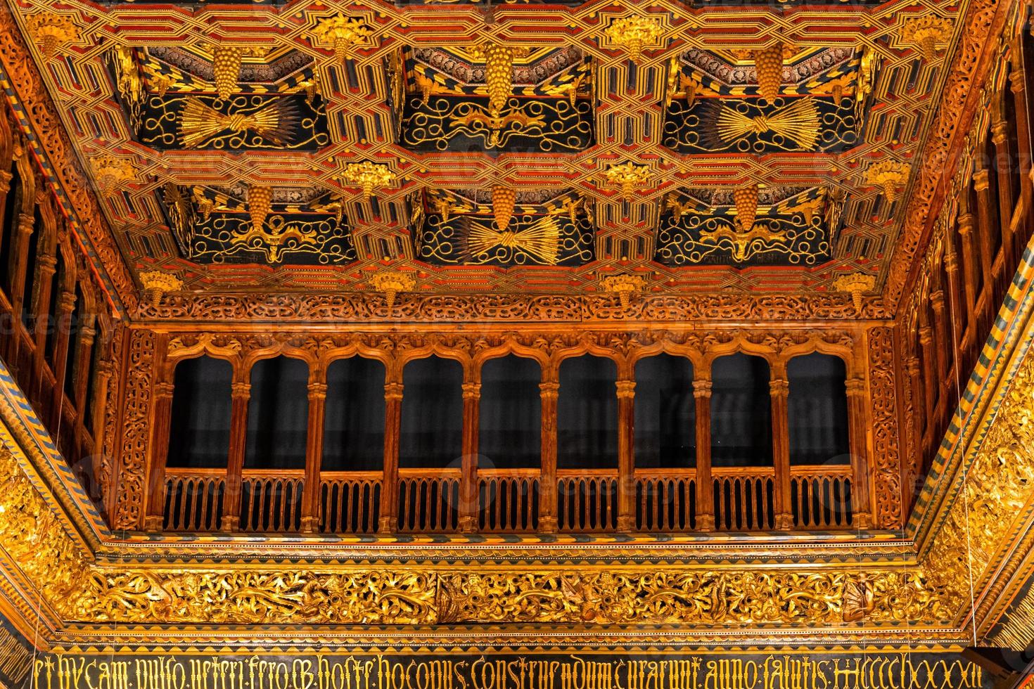 lindo Antiguidade histórico dourado tetos fundo a partir de uma Palácio dentro Espanha foto