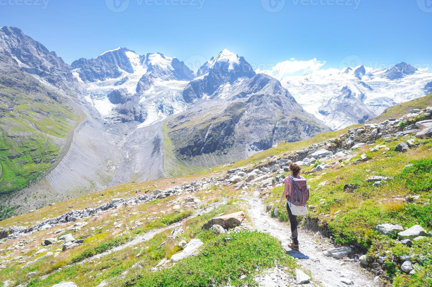 uma mulher sozinho anda em em Alto montanha trilha foto