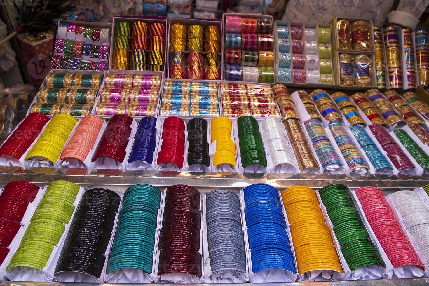 multicolorido vidro pulseiras para venda pode estar usava Como uma fundo textura papel de parede foto