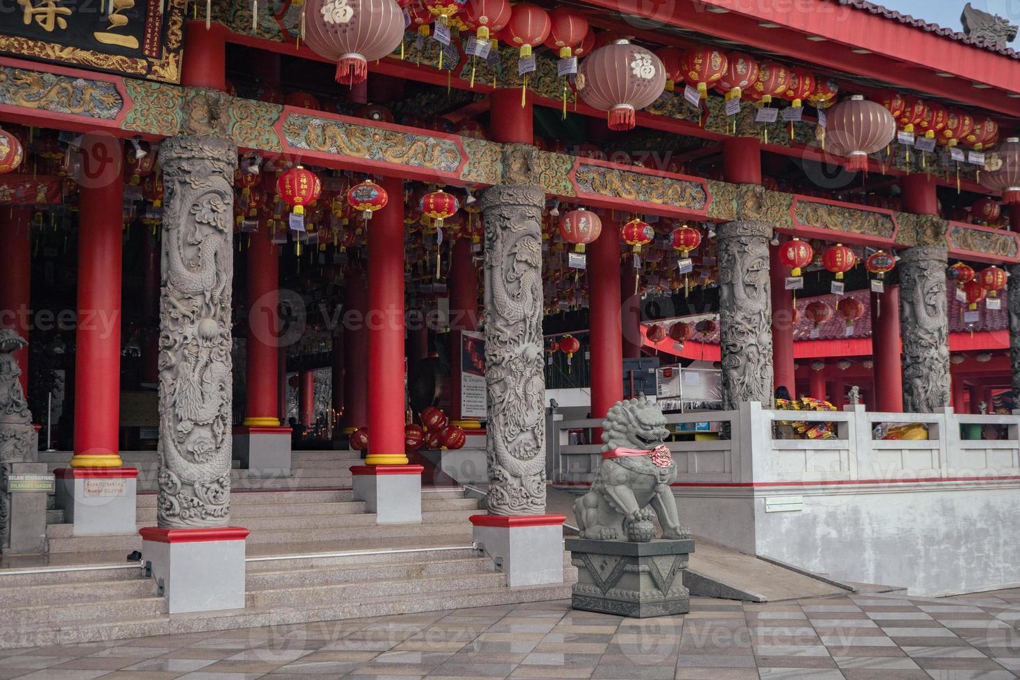 tradicional chinês guardião portão estatuto em a chinês templos quando chinês Novo anos. a foto é adequado para usar para chinês Novo ano, lunar Novo ano fundo e conteúdo meios de comunicação.