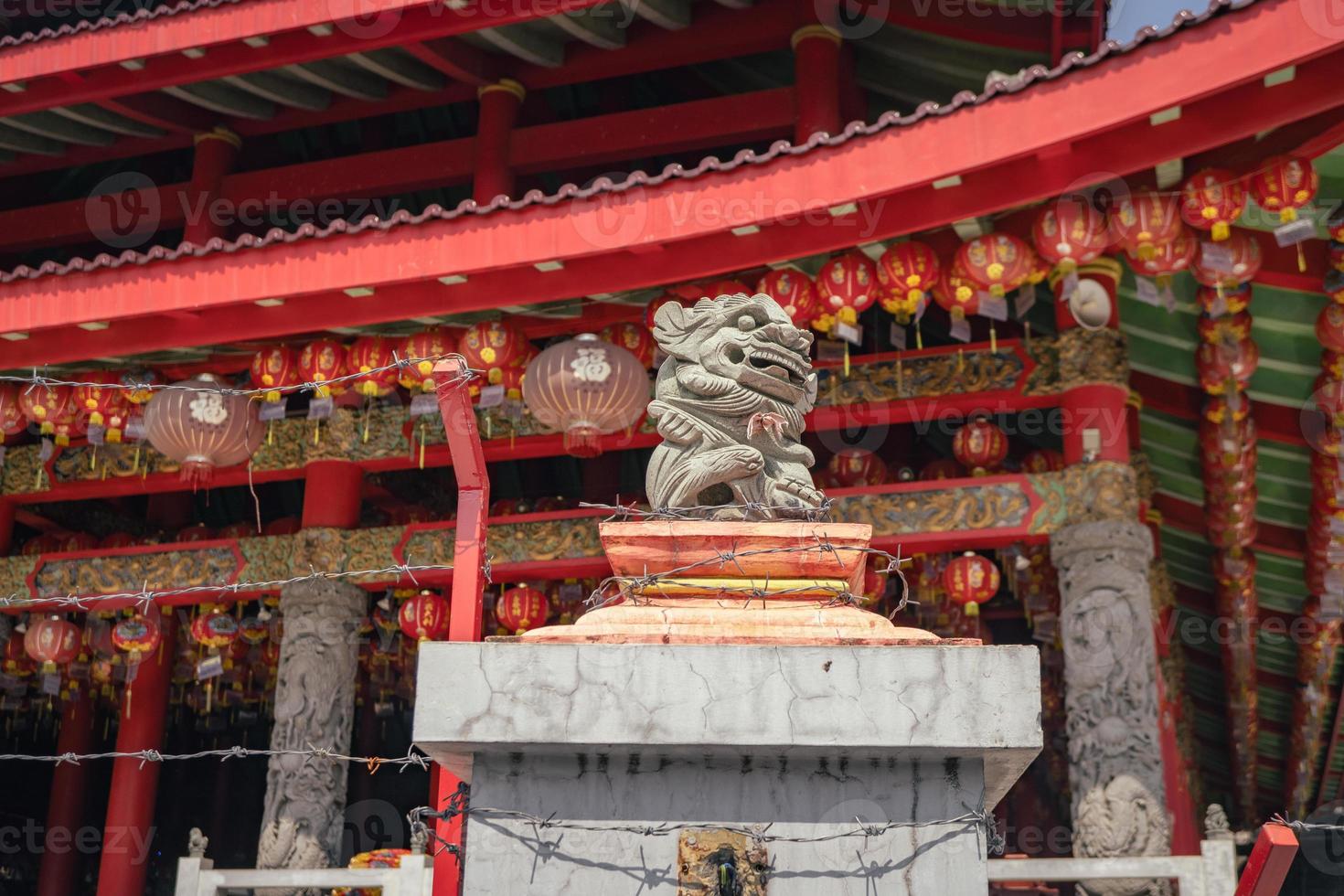 tradicional chinês guardião portão estatuto em a chinês templos quando chinês Novo anos. a foto é adequado para usar para chinês Novo ano, lunar Novo ano fundo e conteúdo meios de comunicação.