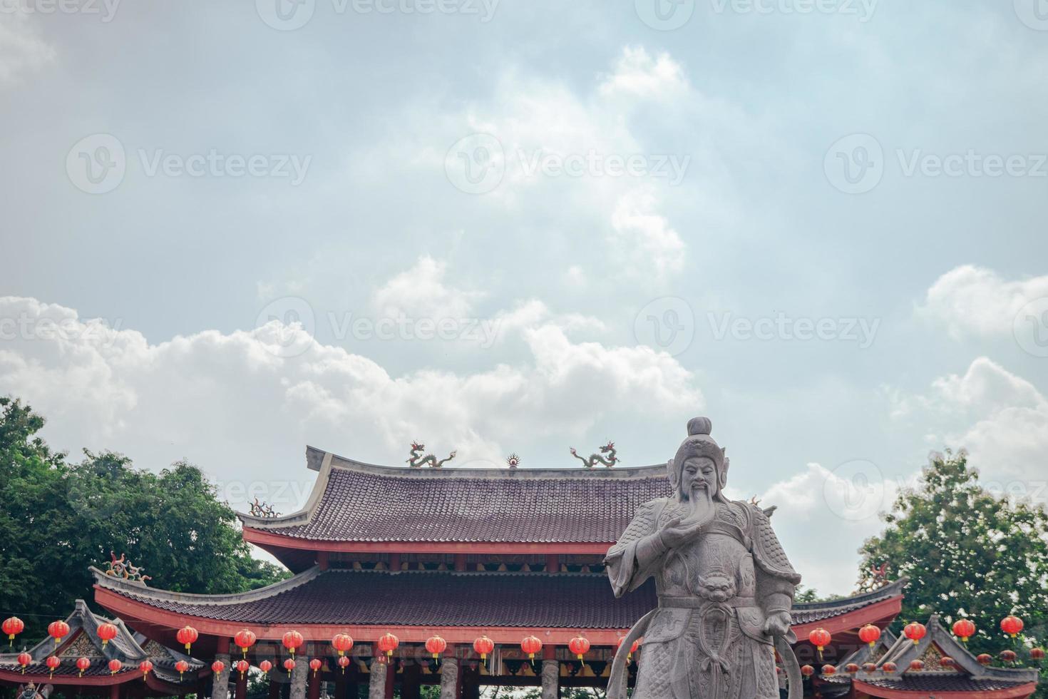 tradicional chinês guardião portão estatuto em a chinês templos quando chinês Novo anos. a foto é adequado para usar para chinês Novo ano, lunar Novo ano fundo e conteúdo meios de comunicação.