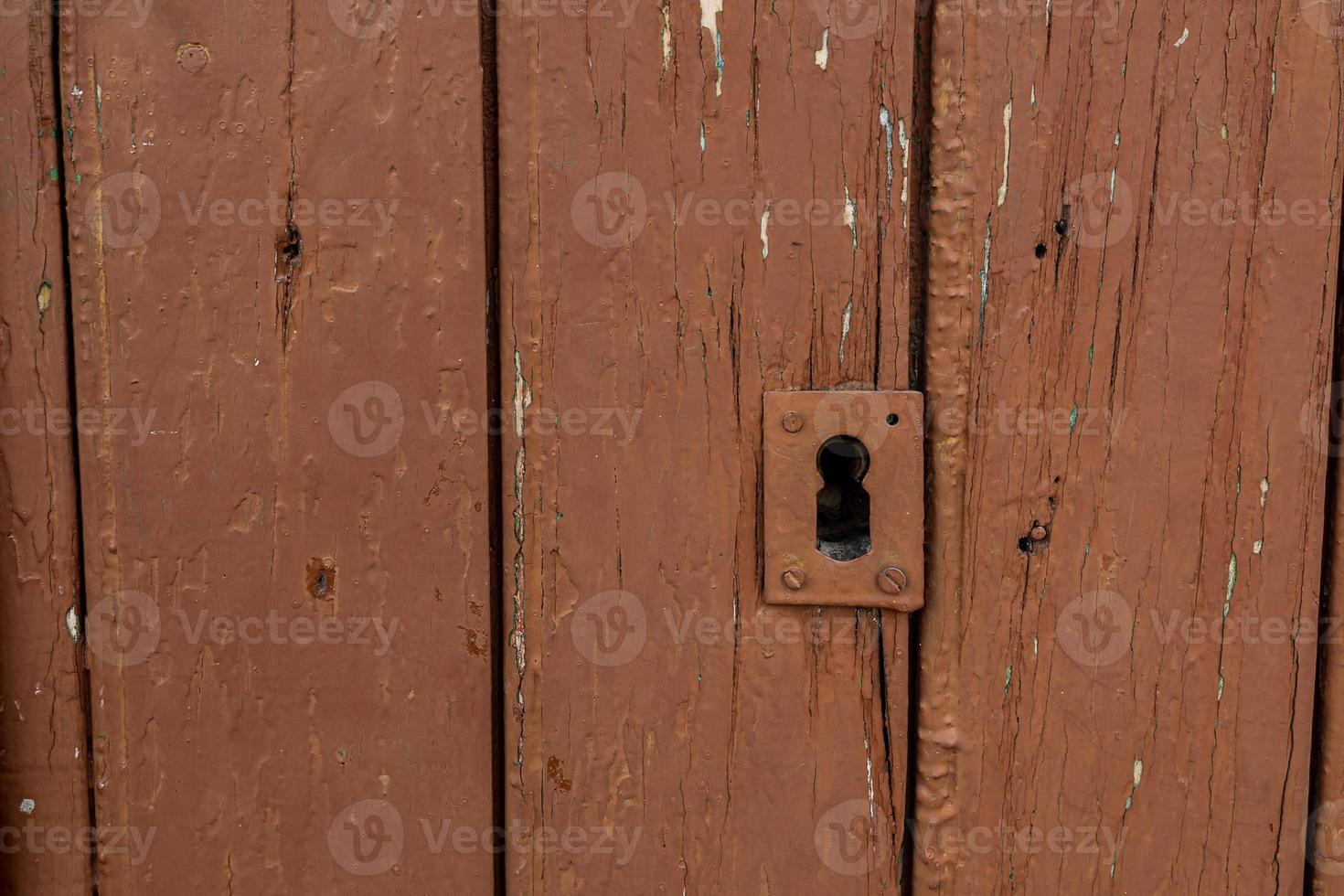 velho vintage Castanho de madeira porta com buraco da fechadura foto