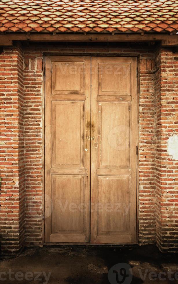 porta de madeira marrom velha foto