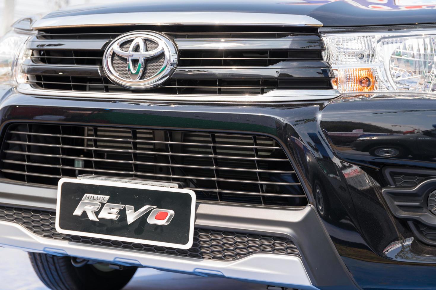 pegar caminhão carro Toyota hilux revo em exibição foto