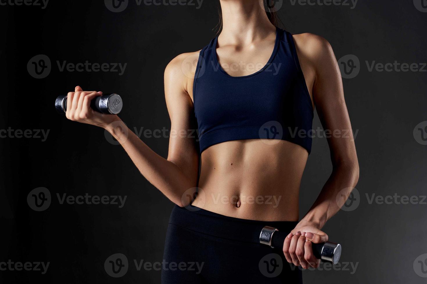 mulher com halteres dentro mãos ginástica motivação exercite-se fino figura foto