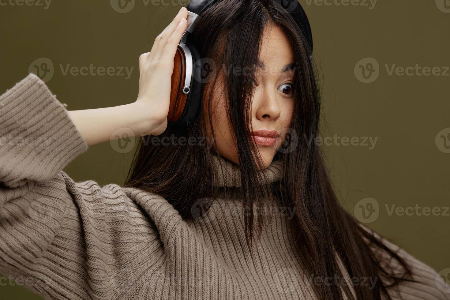 retrato mulher sem fio fones de ouvido música Diversão tecnologia isolado fundo foto