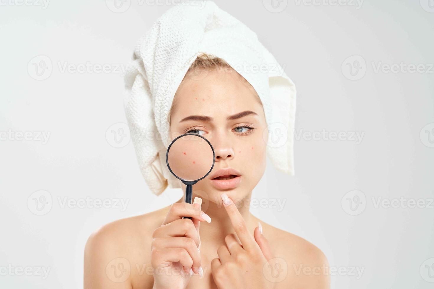 bonita mulher nu ombros lupa perto face dermatologia pele Cuidado foto