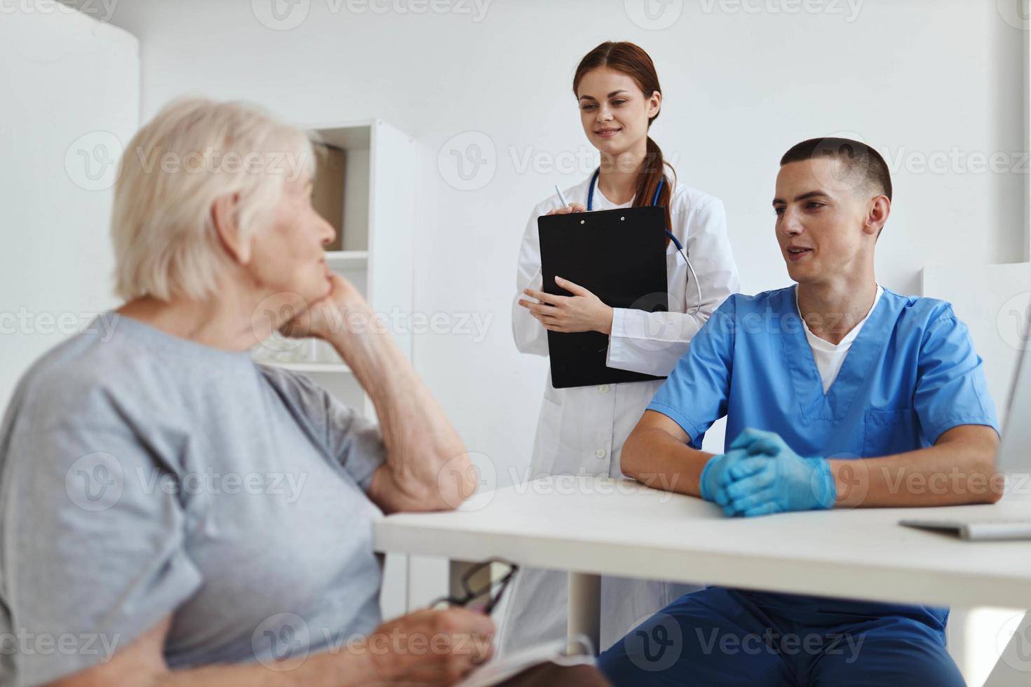 idosos mulher dentro a médico escritório e enfermeira serviço comunicação foto