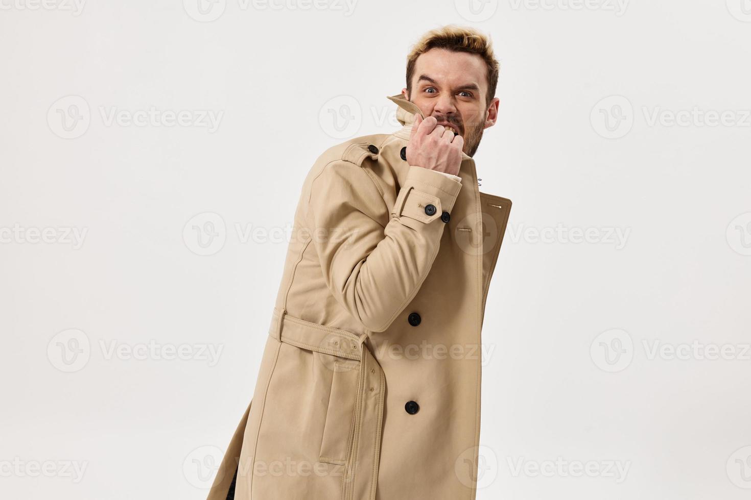 homem moda Penteado bege casaco estúdio cortada Visão luz fundo foto