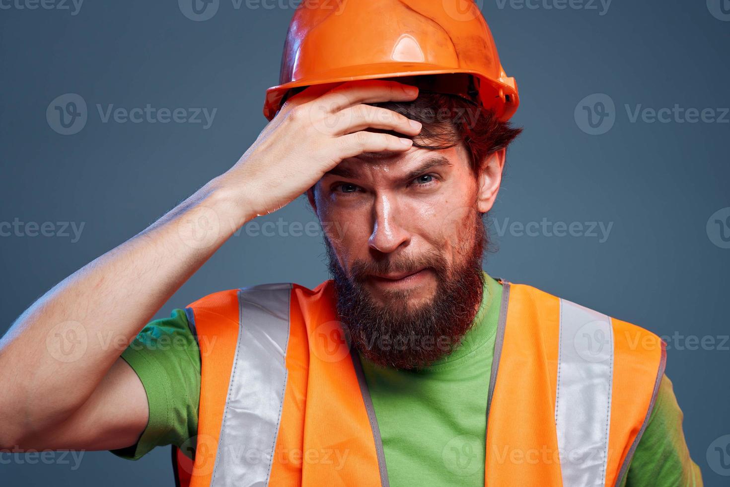 homem dentro laranja construção trabalhos cortada Visão foto