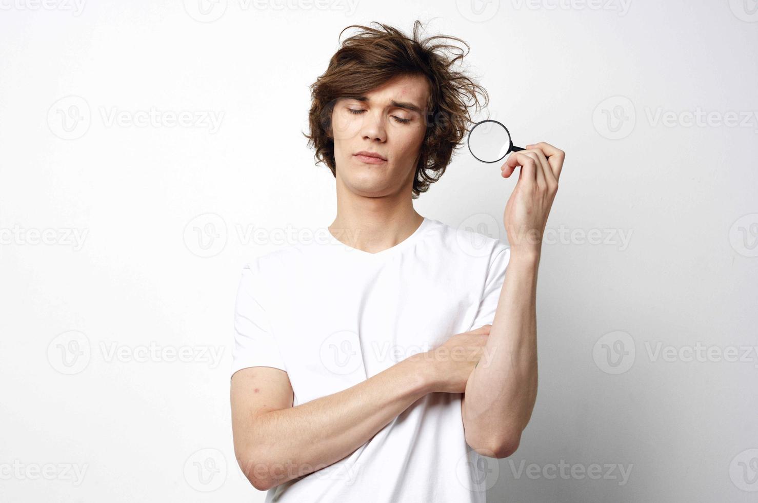 adolescente dentro branco camiseta espinhas em a face pele problemas estúdio foto