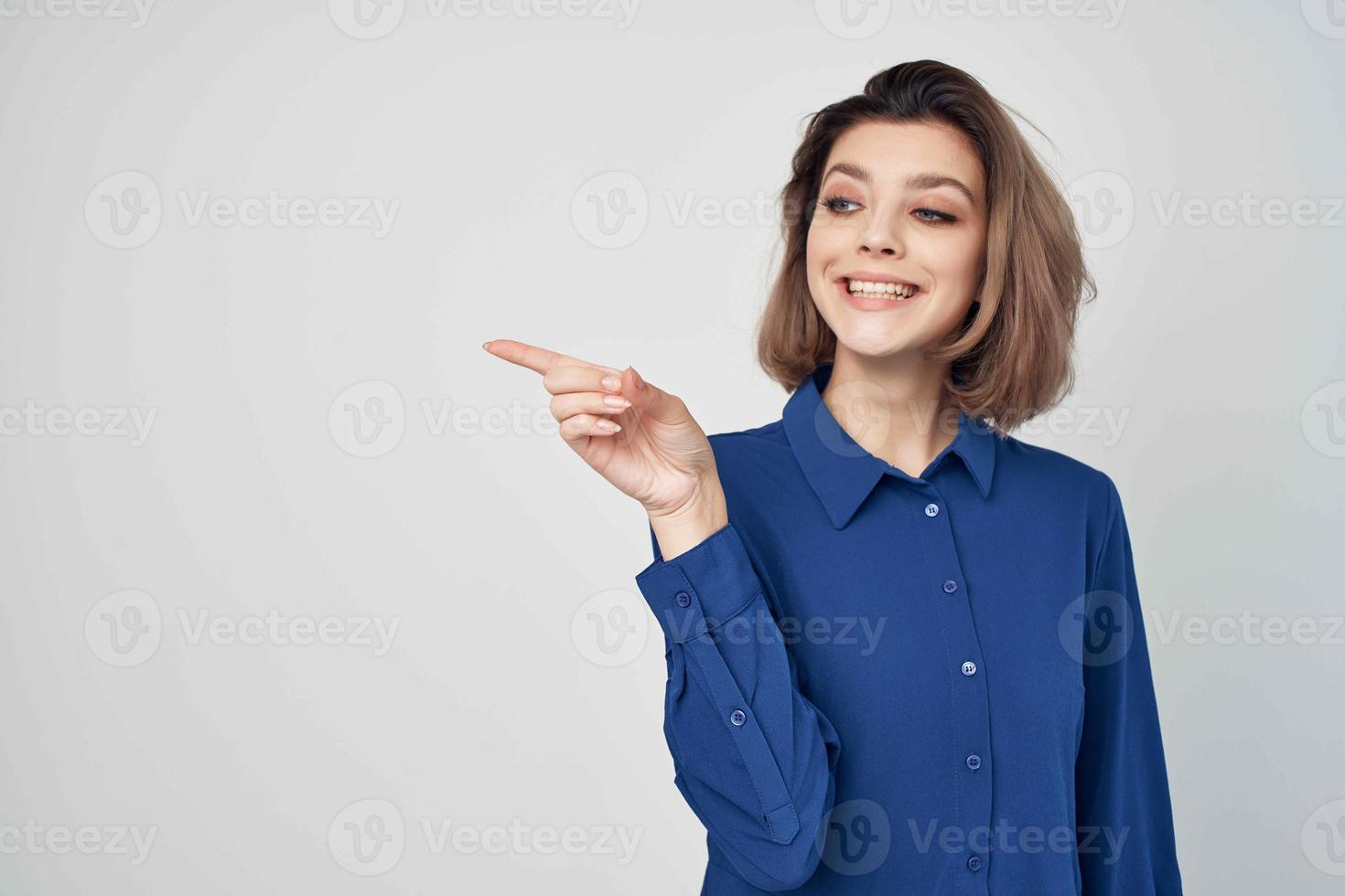 o negócio mulher dentro azul camisa moda estúdio isolado fundo foto