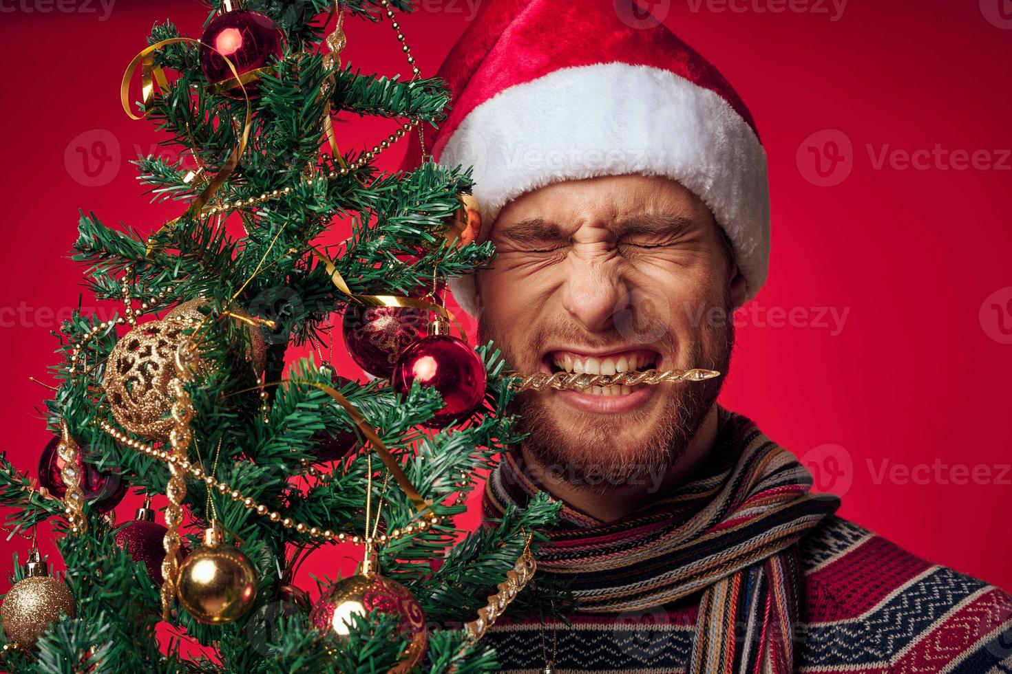 homem vestindo Natal roupas Natal árvore decoração feriado foto