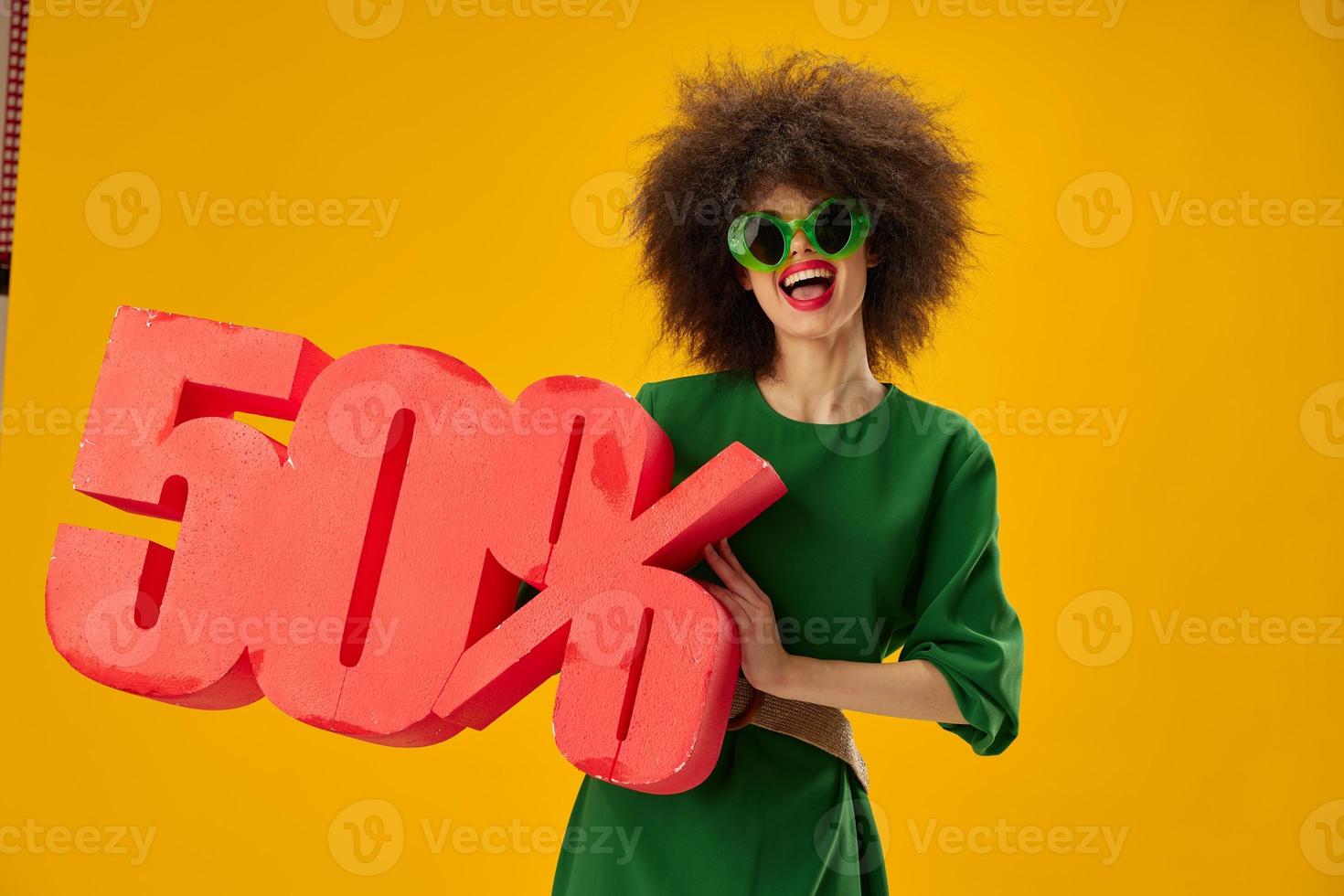 lindo elegante menina encaracolado penteados verde vestir cinquenta por cento desconto amarelo fundo inalterado foto