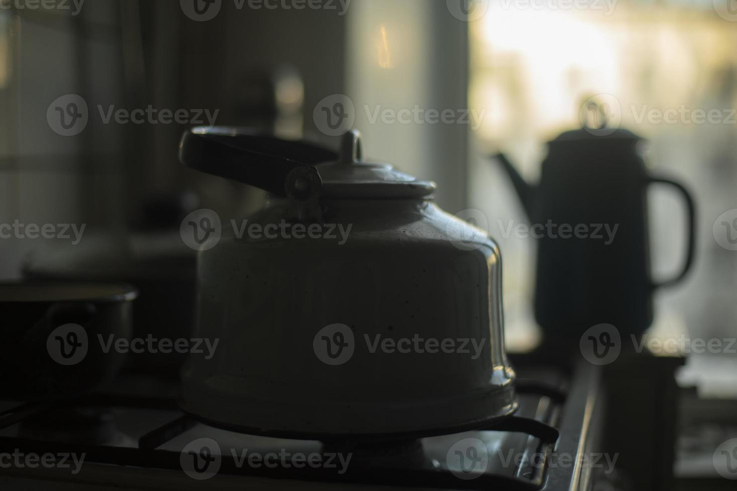 chaleira dentro cozinha. simples cozinha dentro pequeno apartamento. velho cozinha Unid. foto