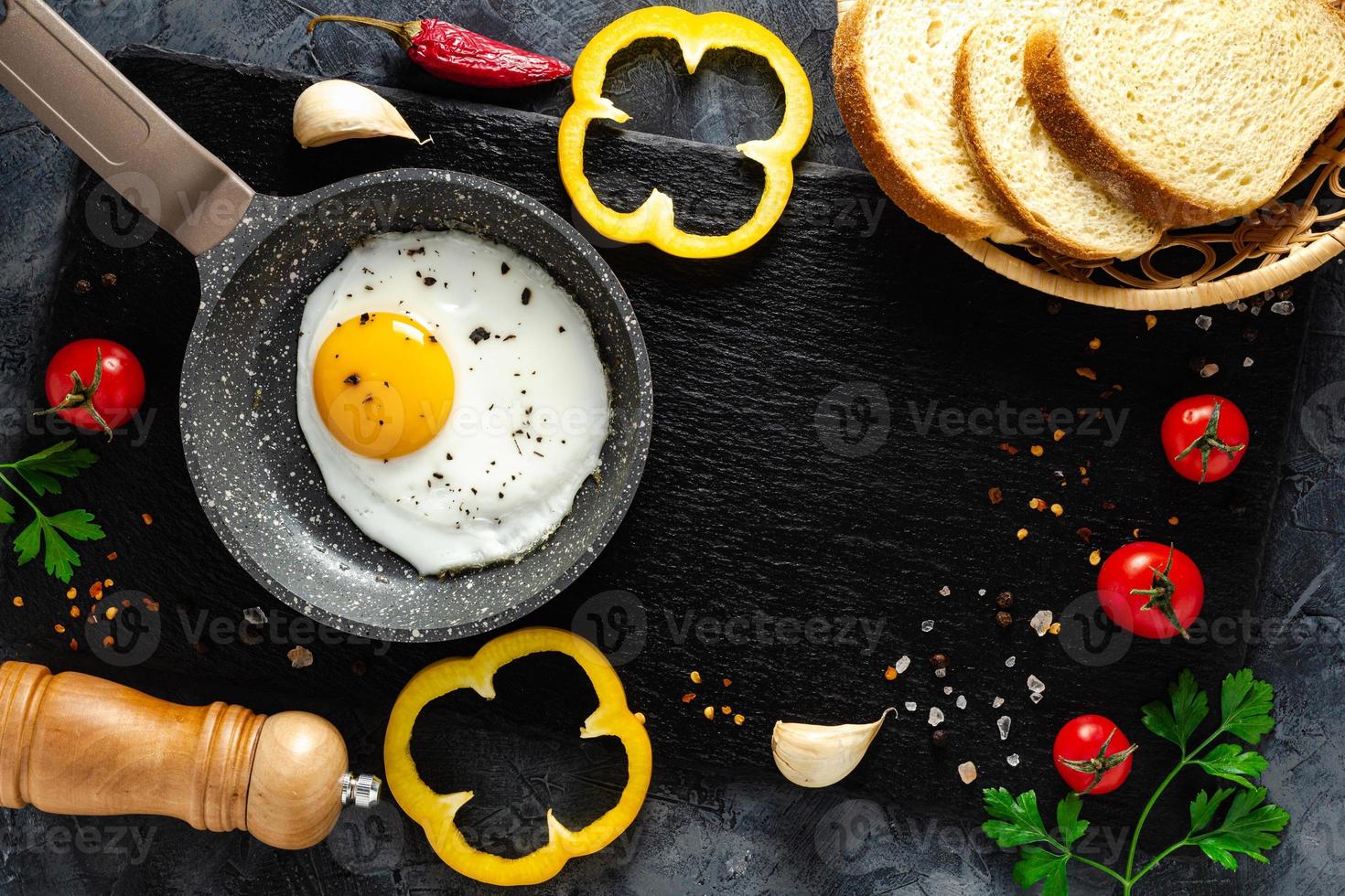 frito ovos dentro uma fritar panela com fresco legumes e especiarias. conceito para cardápio e anúncio. foto