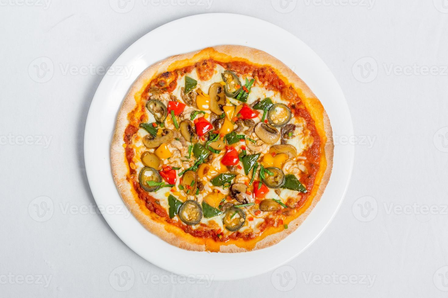 quente fresco frango cogumelo Pimenta jalapeno pizza em branco prato isolado branco fundo. caseiro pizza. topo Visualizações. foto