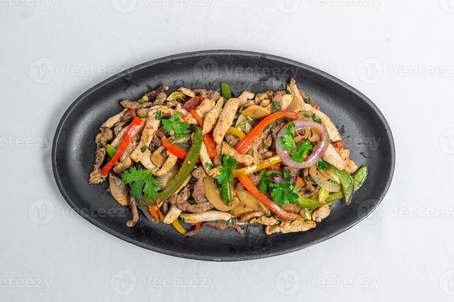 frango cogumelo e pimento mexer fritar receita servido em uma chiando placa. frango fajita receita, ásia receitas. foto