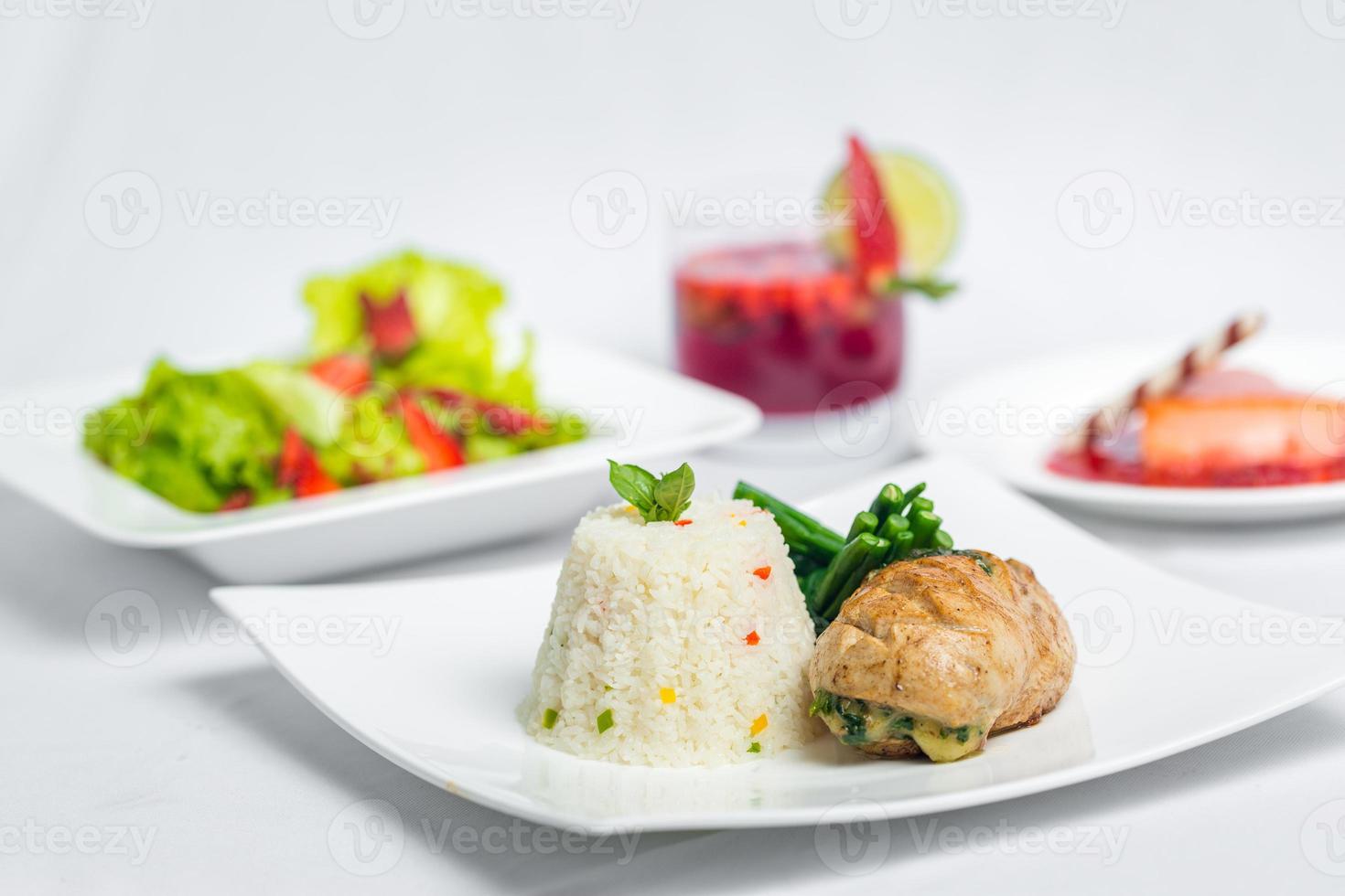 dia dos namorados dia especial jantar curso Comida prato em isolado branco fundo. dia dos namorados refeição prato. dia dos namorados dia Comida oferecer. foto