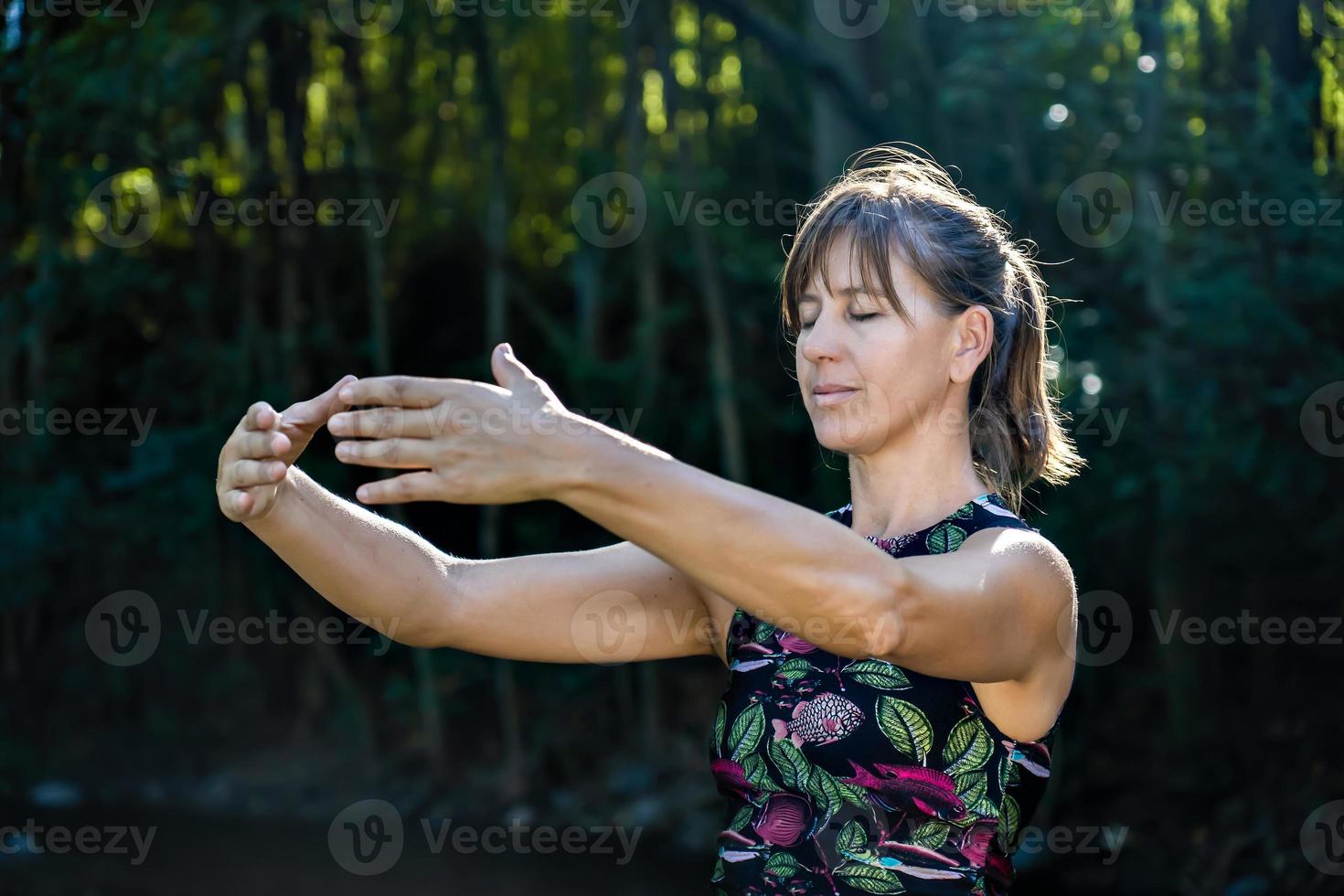 chi kung mestre praticando chinês marcial artes dentro natureza foto