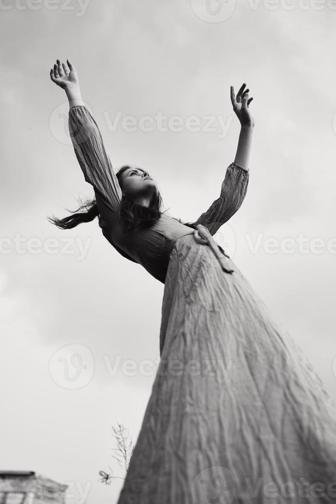 retrato do uma lindo mulher dentro vestir dramático estilo emoções posando inalterado foto