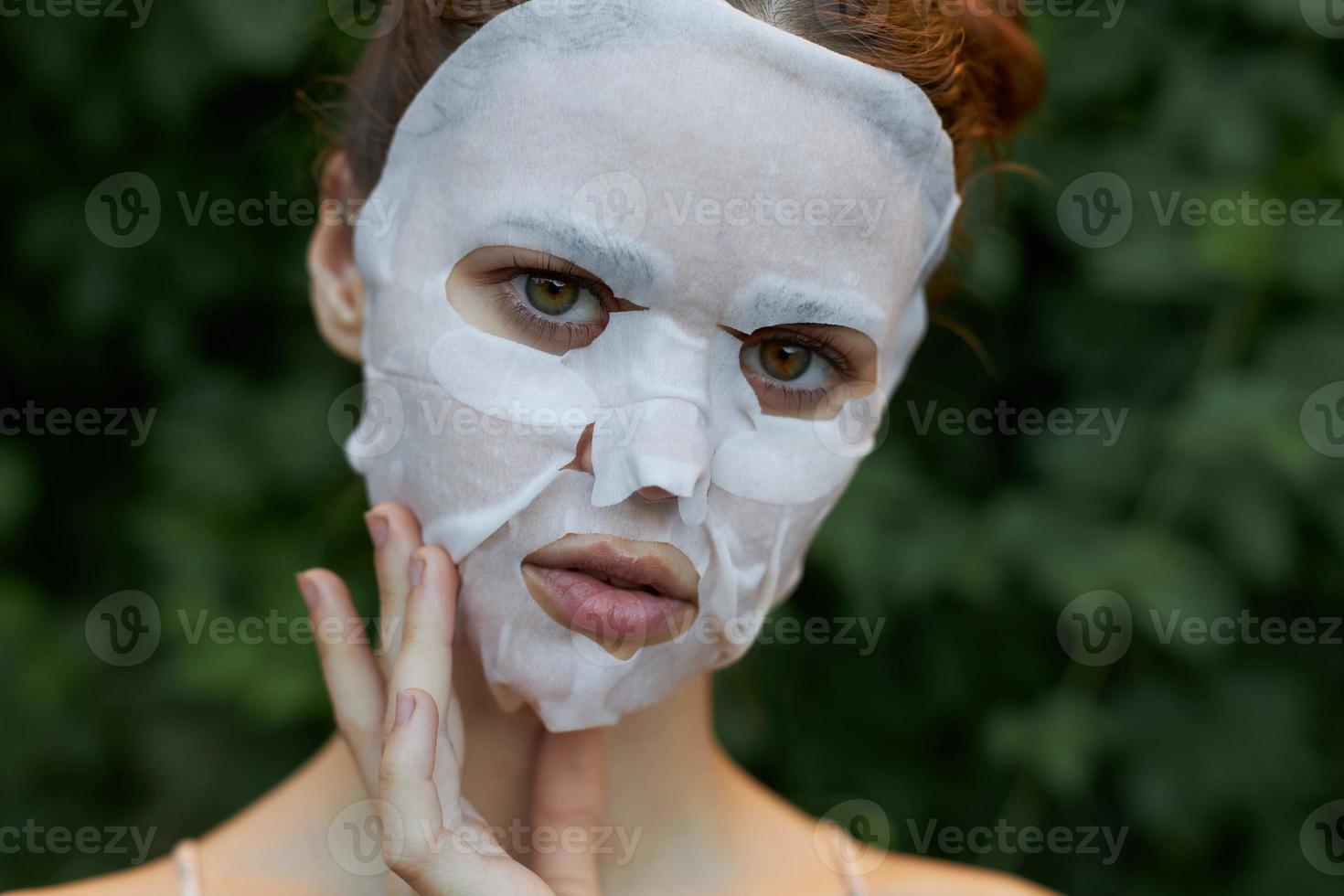 agradável mulher anti-envelhecimento mascarar golpes dela face com dela dedo rejuvenescimento foto