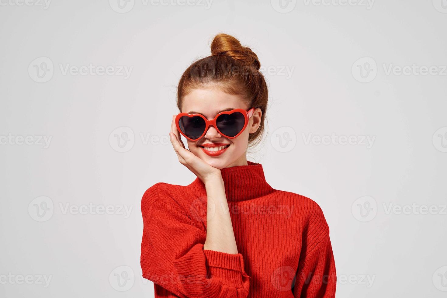 lindo mulher vermelho lábios posando luz fundo foto