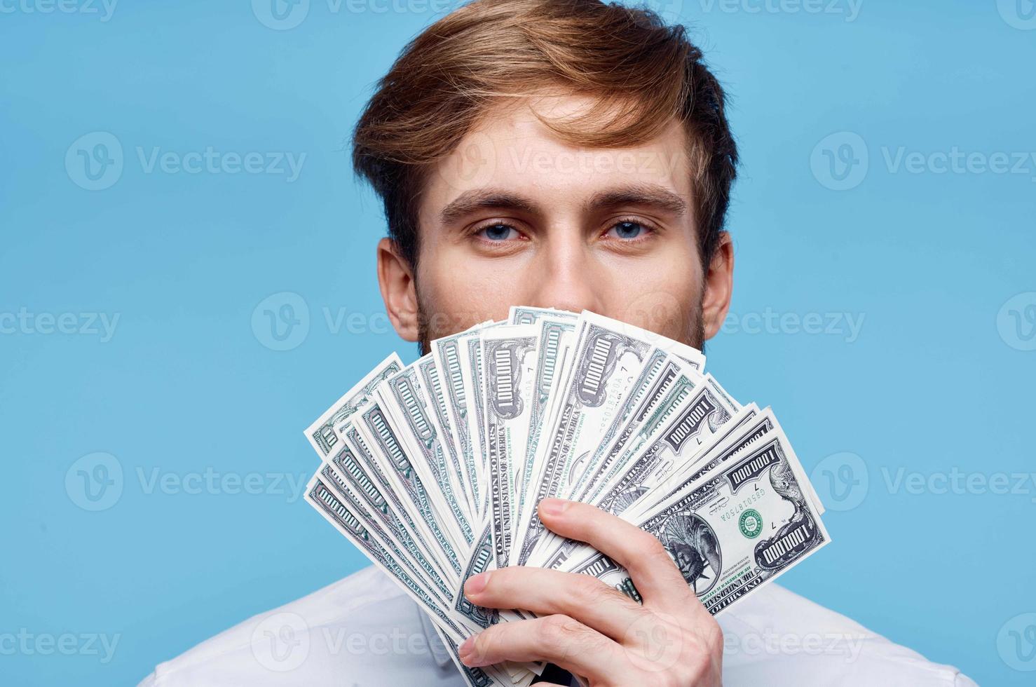 o negócio homem com dinheiro riqueza finança azul fundo foto